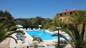 Piscina all'aperto, ombrelloni da piscina, lettini