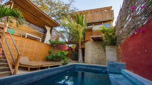 Una piscina cubierta, una piscina al aire libre, sombrillas, tumbonas