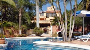 2 outdoor pools