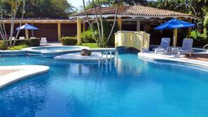 2 outdoor pools