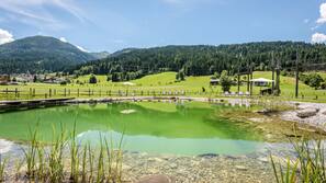 Innenpool, Außenpool (je nach Saison geöffnet), Sonnenschirme