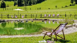 Innenpool, Außenpool (je nach Saison geöffnet), Sonnenschirme