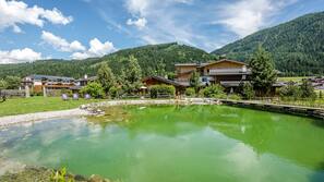 Innenpool, Außenpool (je nach Saison geöffnet), Sonnenschirme