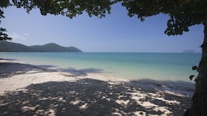 Privatstrand, weißer Sandstrand, Sonnenschirme, Strandtücher