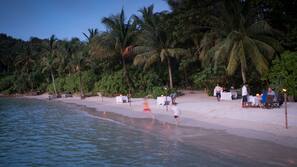 Privatstrand, weißer Sandstrand, Strandtücher, Massagen am Strand