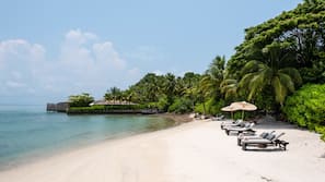 Privatstrand, weißer Sandstrand, Strandtücher, Massagen am Strand