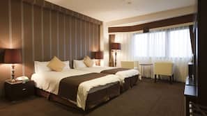 In-room safe, desk, laptop workspace, blackout curtains