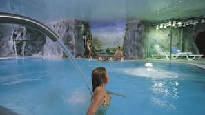Piscina interna, espreguiçadeiras