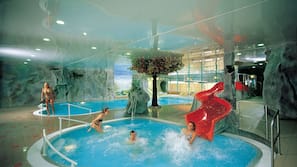 Piscina interna, espreguiçadeiras