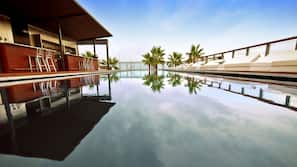Una piscina cubierta, una piscina al aire libre