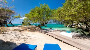 Sulla spiaggia, lettini da mare, ombrelloni, teli da spiaggia