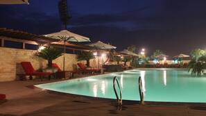 Piscine extérieure, parasols de plage, chaises longues