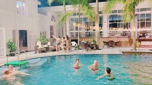 Piscine couverte, piscine extérieure, parasols de plage, chaises longues