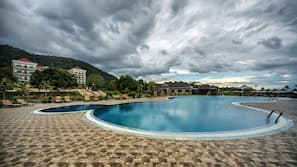 Seasonal outdoor pool, free cabanas, pool umbrellas
