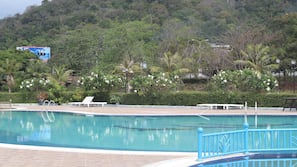 Seasonal outdoor pool, free cabanas, pool umbrellas