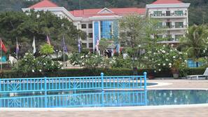Seasonal outdoor pool, free cabanas, pool umbrellas
