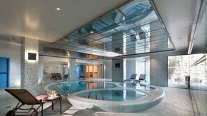 Piscine couverte, accès possible de 16 h 30 à 20 h 30, chaises longues