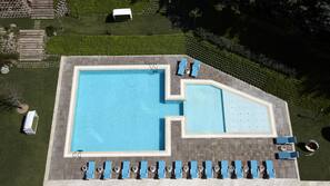 Innenpool, Außenpool (je nach Saison geöffnet)