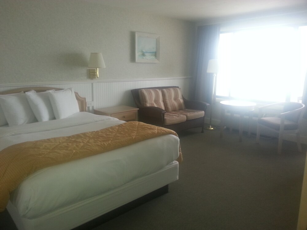 Pilgrim Sands On Long Beach 2018 Room Prices 89 Deals Reviews Pilgrim Sands On Long Beach 2 0 Out Of 5 Featured Image Guestroom