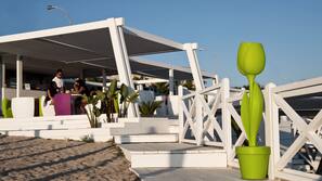 Plage privée, chaises longues, parasols, bar de plage
