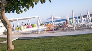 Plage privée, chaises longues, parasols, bar de plage