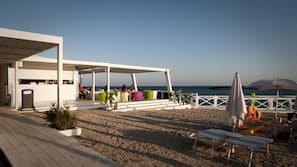 Plage privée, chaises longues, parasols, bar de plage