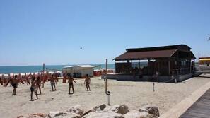 Ubicación cercana a la playa, tumbonas, sombrillas y vóley playa