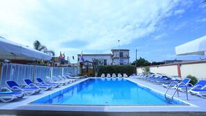 Piscina stagionale all'aperto, lettini