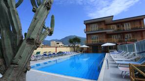 Piscina stagionale all'aperto, lettini