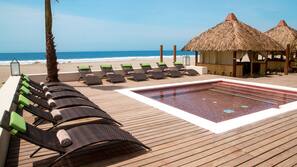Una piscina al aire libre, sombrillas