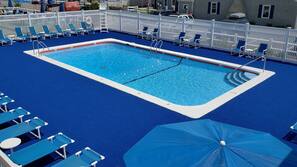Piscina interna, piscina externa, barracas, guarda-sóis