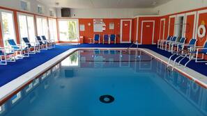 Piscina interna, piscina externa, barracas, guarda-sóis