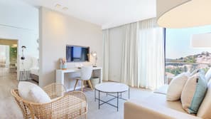 Een minibar, een kluis op de kamer, gratis wifi, beddengoed