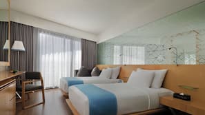 Seprai premium, bantalan ekstra lembut, minibar gratis, dan brankas