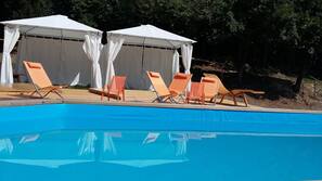 Piscina all'aperto, cabine incluse nel prezzo, ombrelloni da piscina