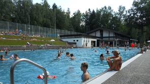 Piscine extérieure (ouverte en saison)