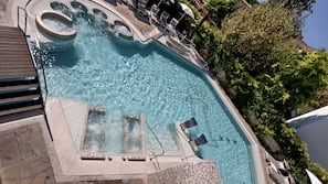 Piscina coperta, piscina all'aperto, ombrelloni da piscina, lettini
