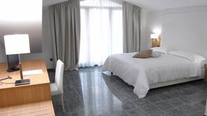 Minibar, Zimmersafe, Schreibtisch, Verdunkelungsvorhänge