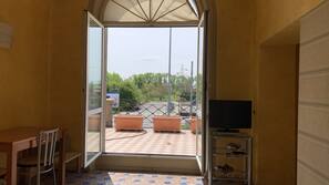 TV a schermo piatto 32 pollici con canali digitali, lettore DVD