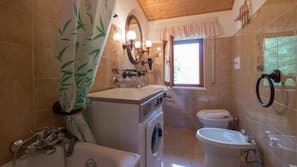 Shower, rainfall showerhead, free toiletries, hair dryer