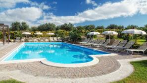 Piscina all'aperto, ombrelloni da piscina, lettini