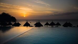 3 piscinas al aire libre, sombrillas, tumbonas