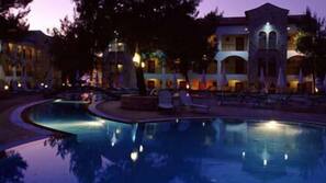 2 piscines extérieures, parasols de plage, chaises longues