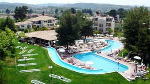 2 piscines extérieures, parasols de plage, chaises longues