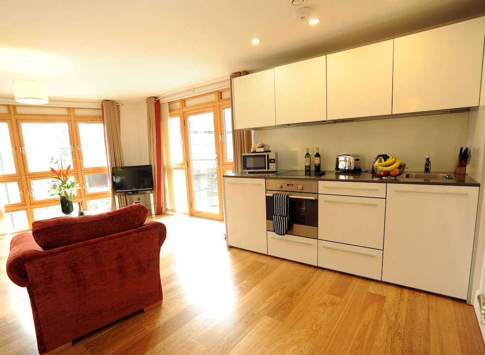 Private kitchen, PREMIER SUITES PLUS Bristol Cabot Circus