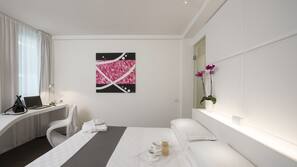 Luxe beddengoed, een minibar, een kluis op de kamer, een bureau
