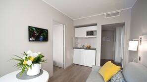 Télévision à écran plat de 82 cm avec chaînes par satellite, télévision