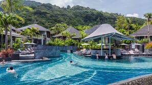 5 outdoor pools, pool umbrellas, pool loungers