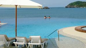 3 piscinas al aire libre, sombrillas