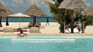 Piscine extérieure, parasols de plage, chaises longues